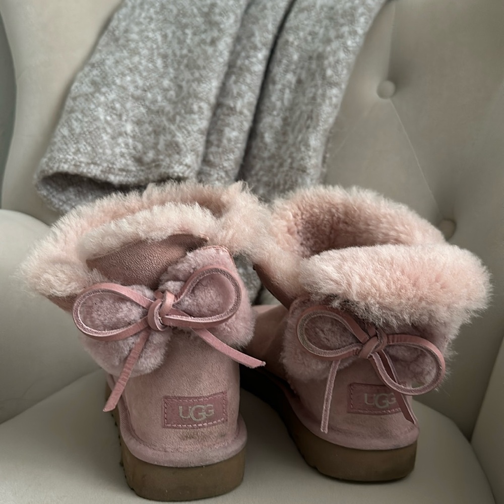 UGG BOOTS WITH BOWS PINK SIZE 7 WOMENS